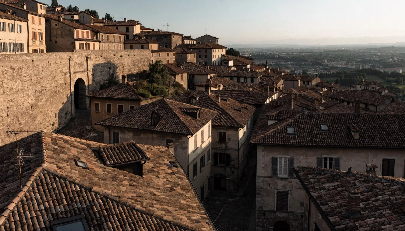 Vista panoramica dei tetti di Città Alta a Bergamo al tramonto
