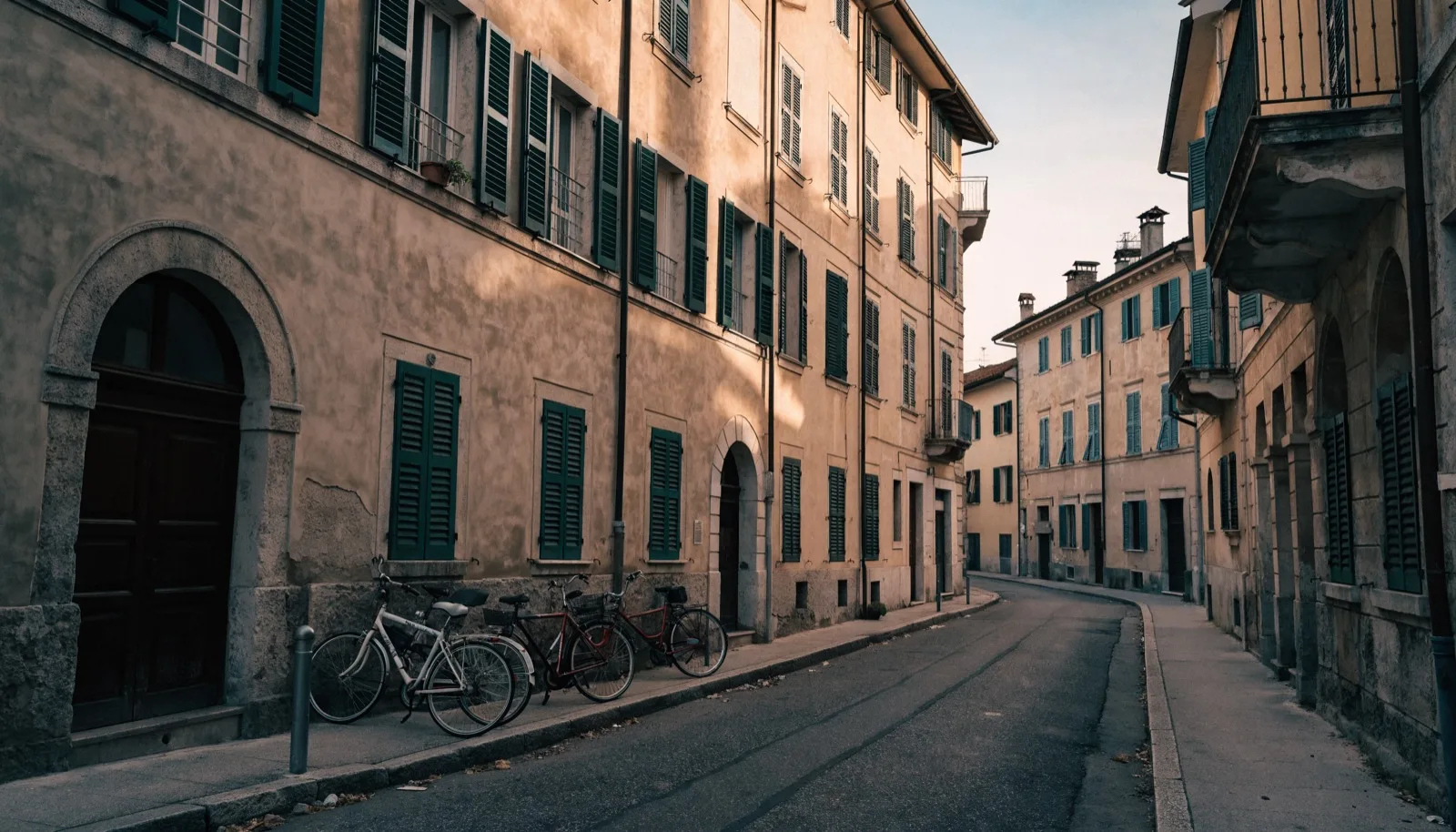Strada residenziale tranquilla nella Bergamo Bassa con edifici storici, luce del mattino
