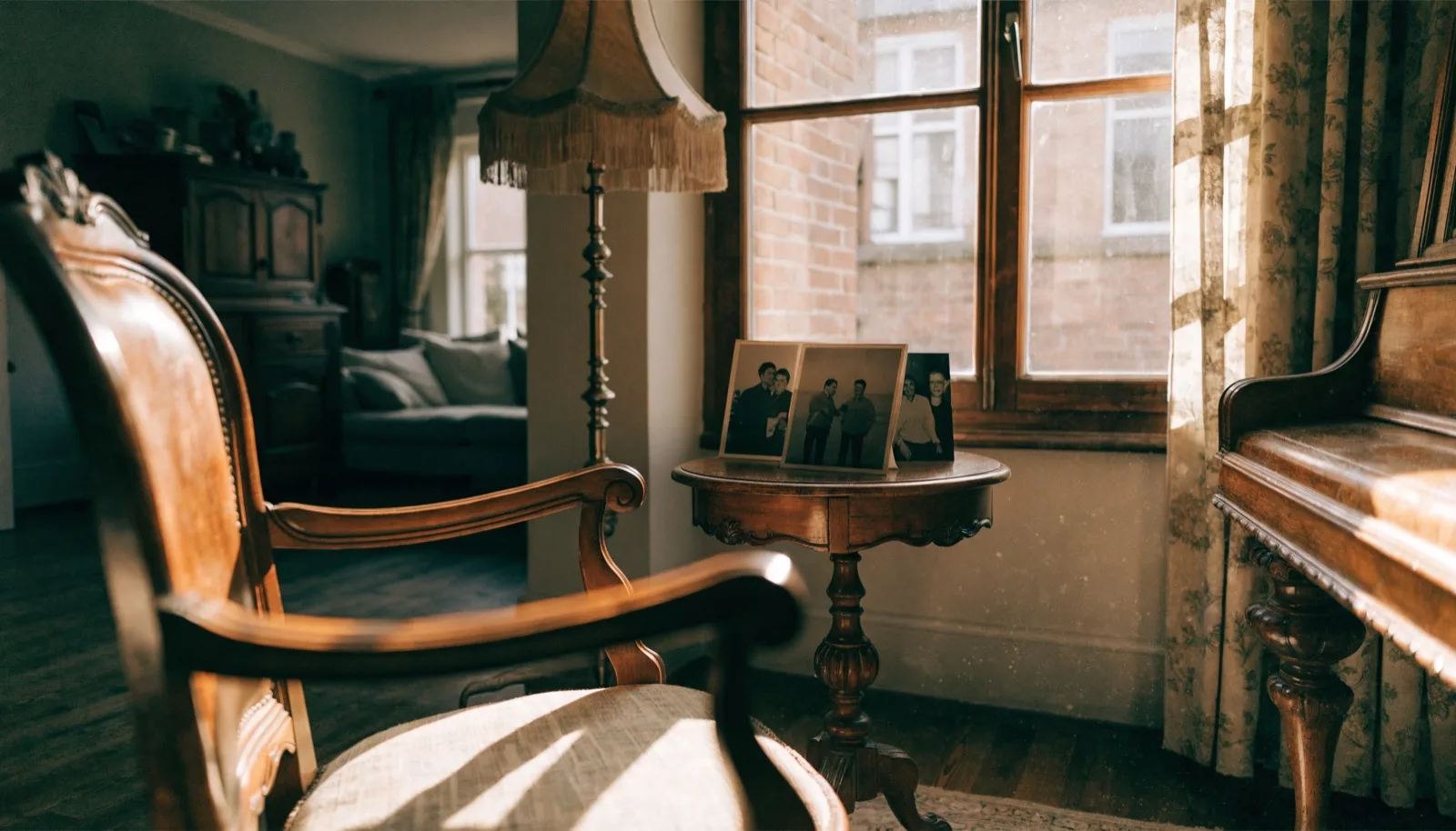 Interno di un appartamento d'epoca con mobili antichi e foto di famiglia, luce calda
