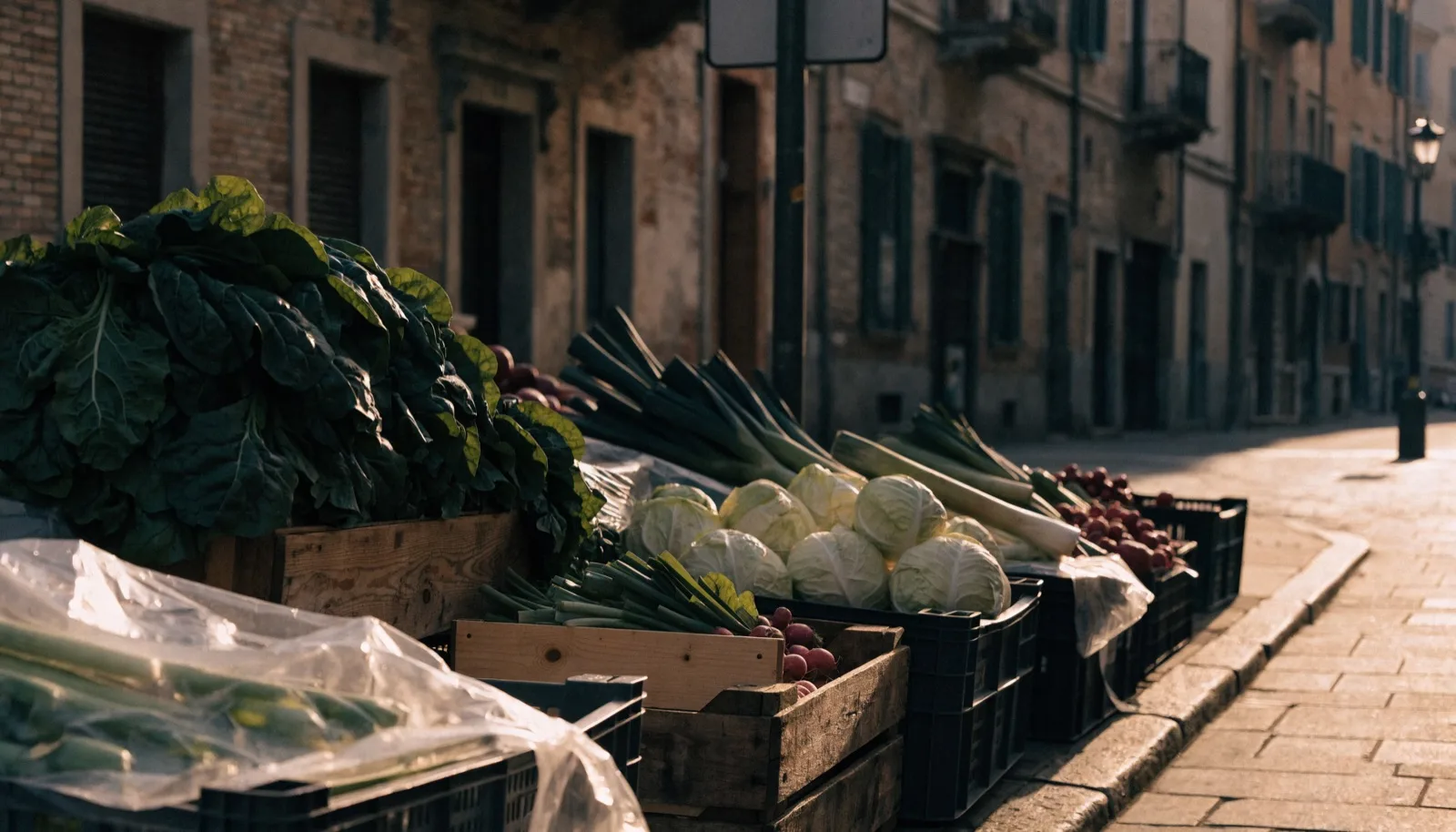 Bancarella di mercato all'aperto con verdure fresche a Brescia, luce del mattino