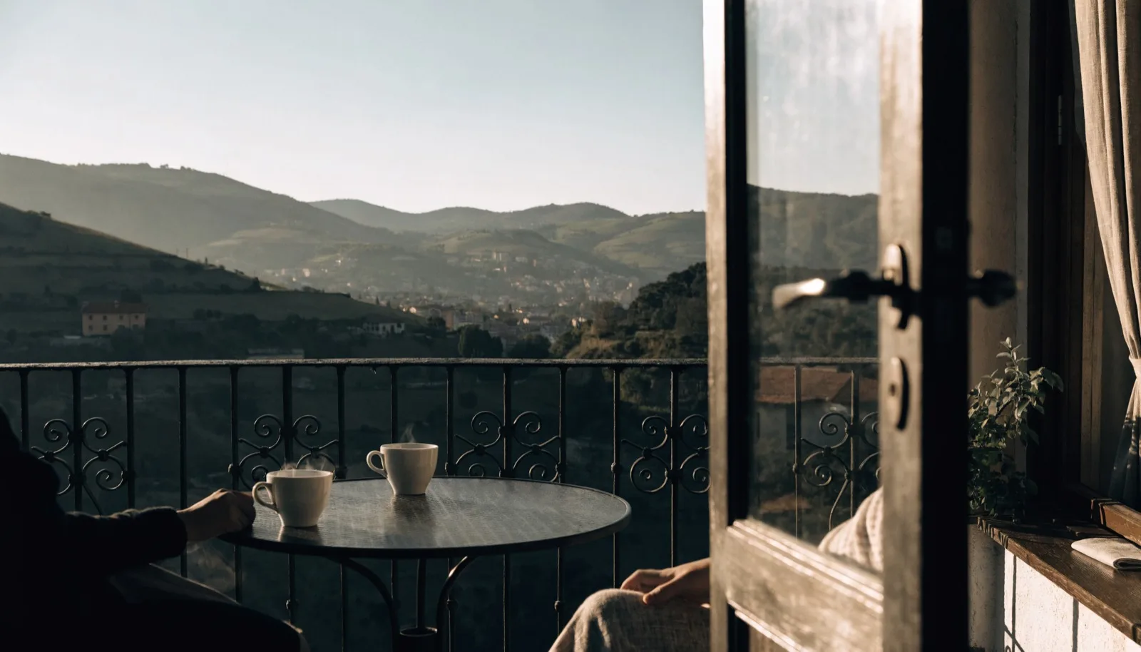 Scena editoriale a Bergamo, atmosfera domestica calda