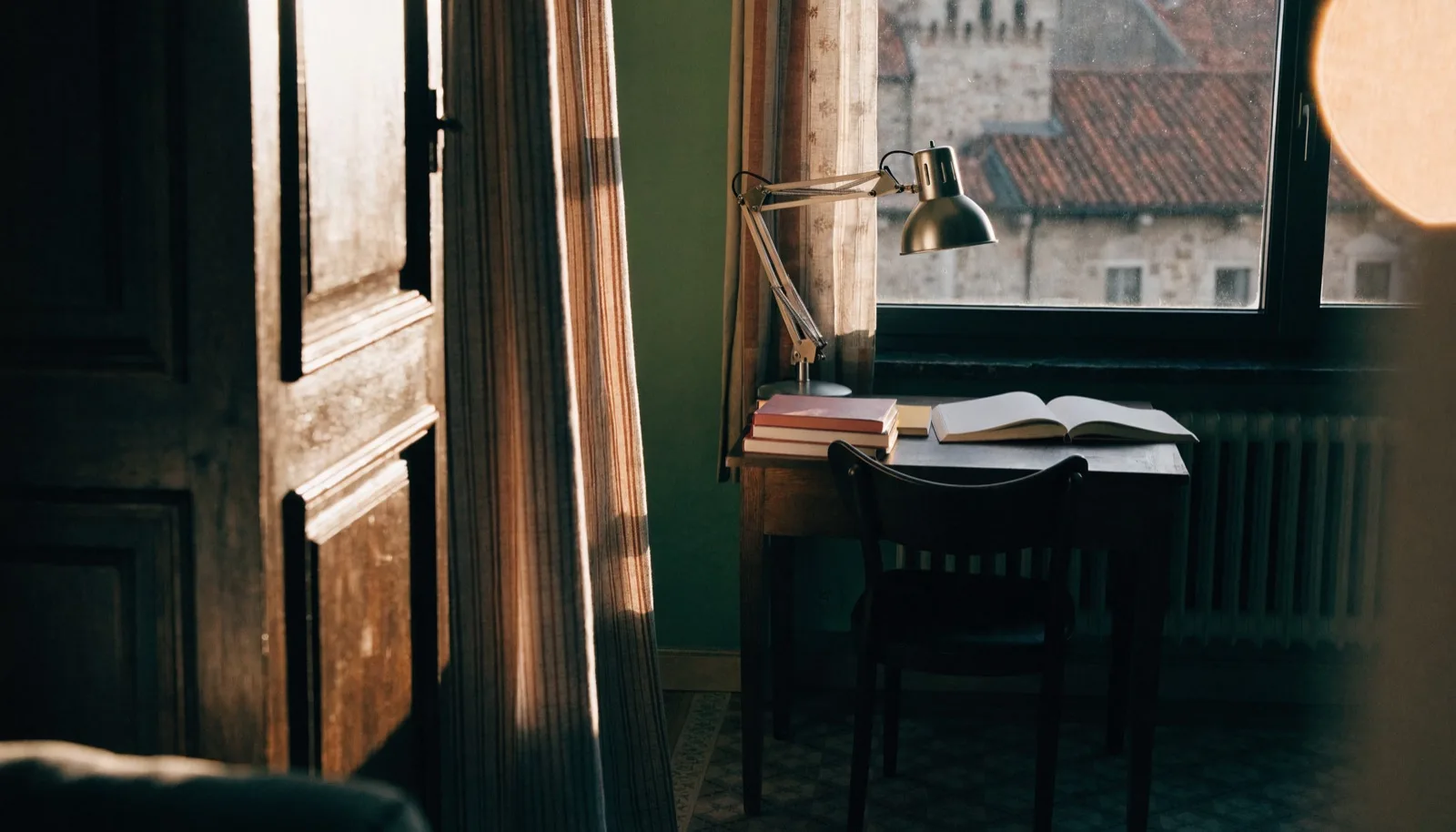 Scena editoriale a Bergamo, atmosfera domestica calda