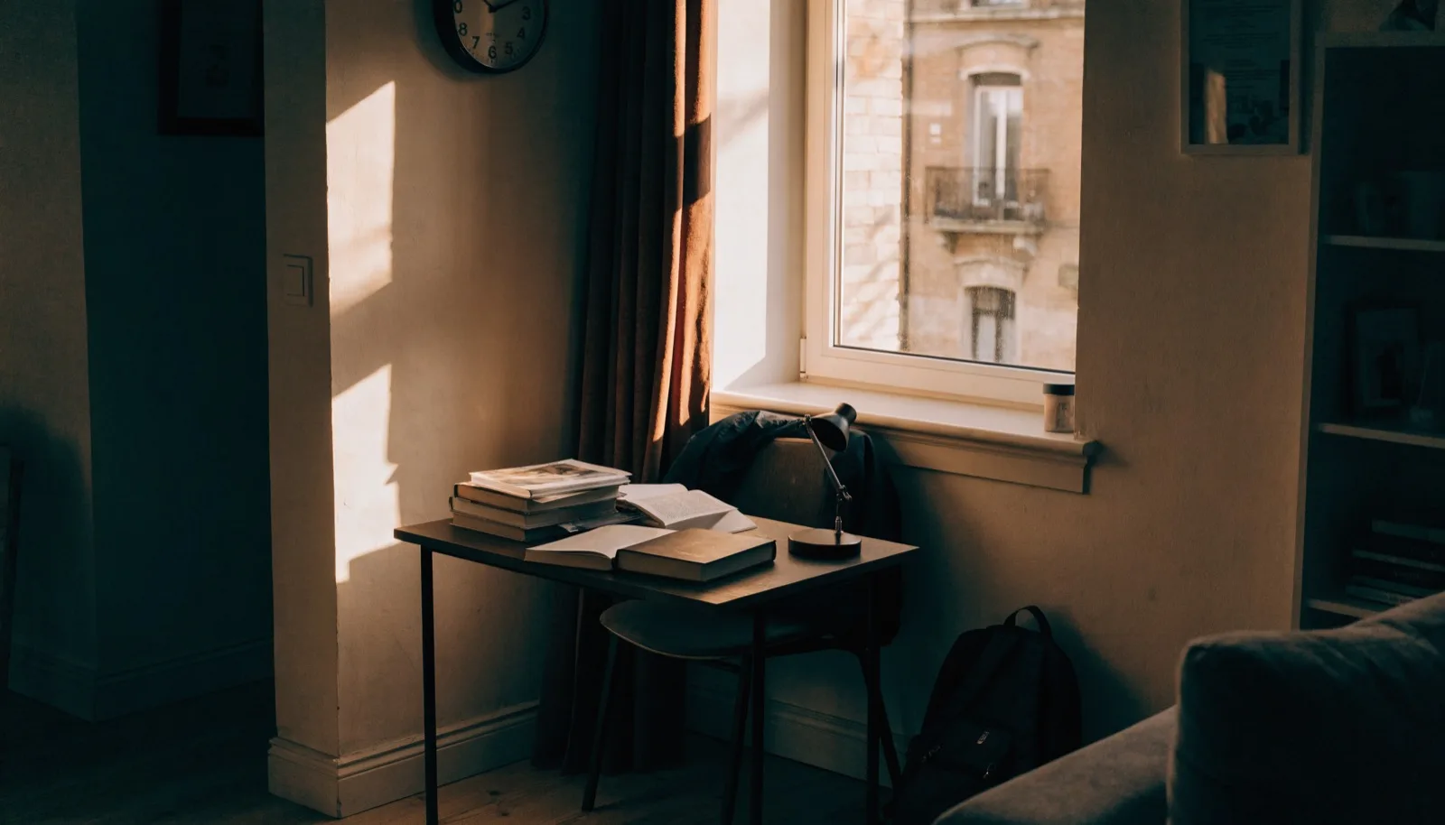 Scena editoriale a Brescia, atmosfera domestica calda