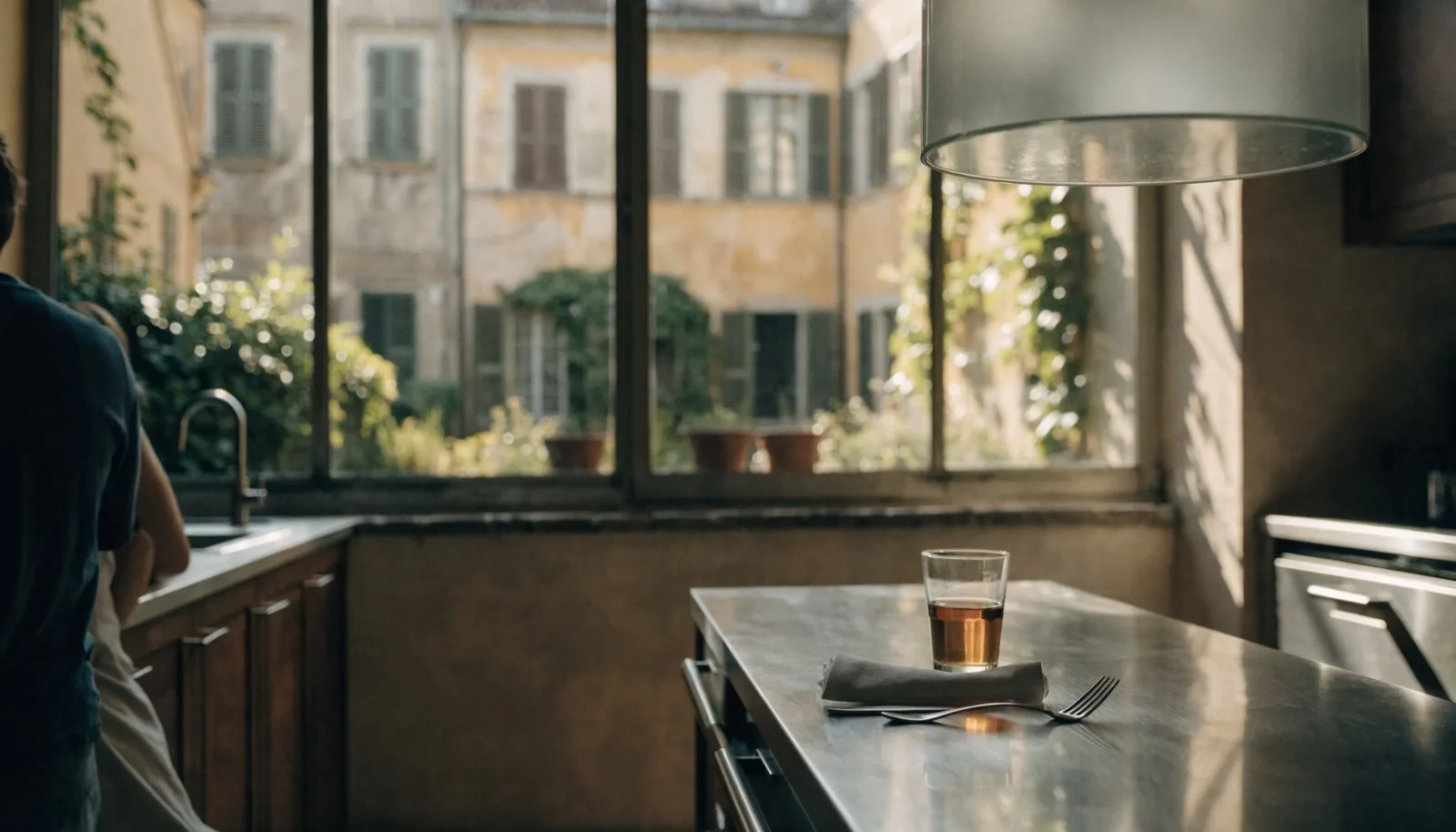 Scena editoriale a Milano, atmosfera domestica calda