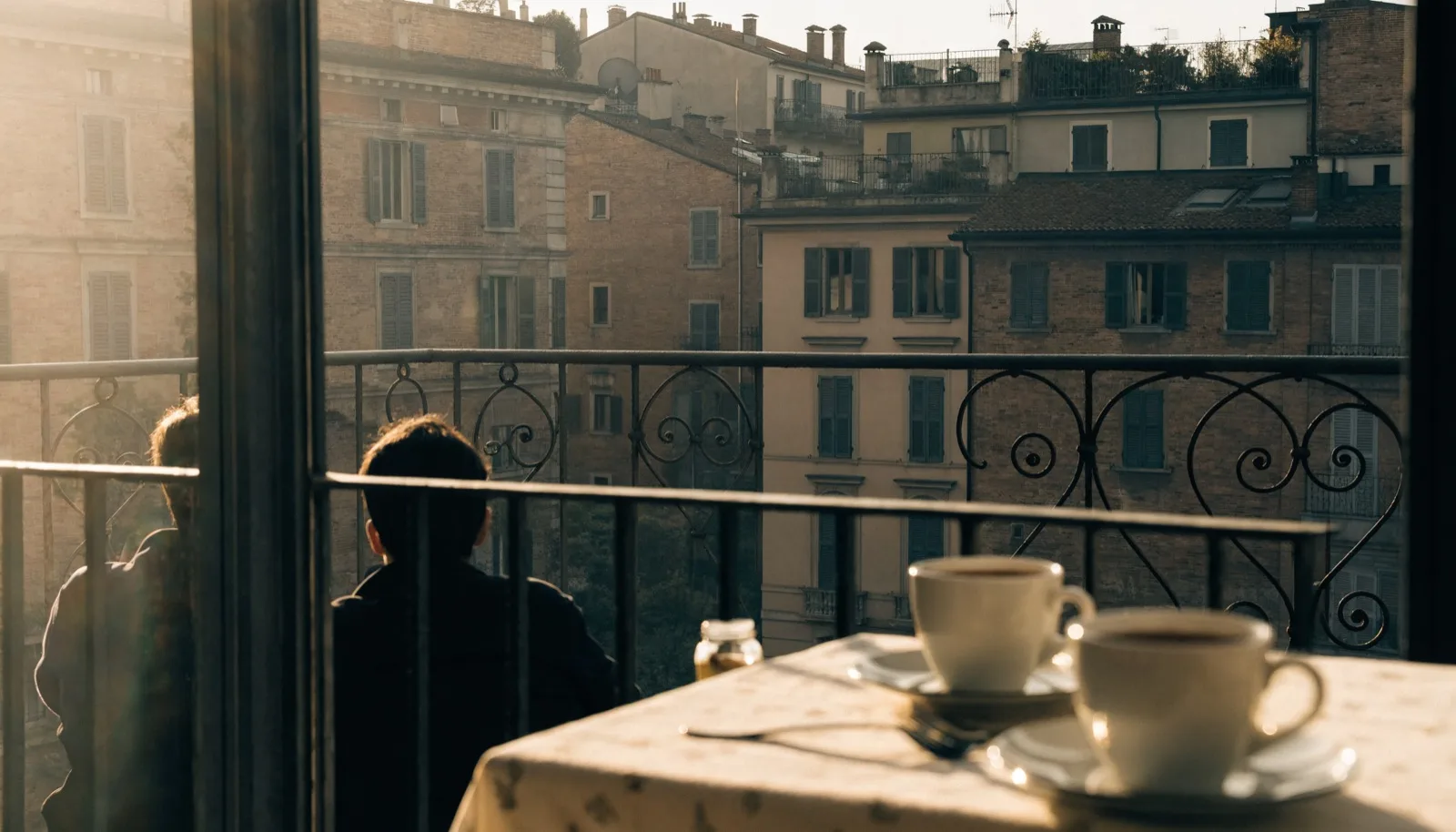 Scena editoriale a Milano, atmosfera domestica calda