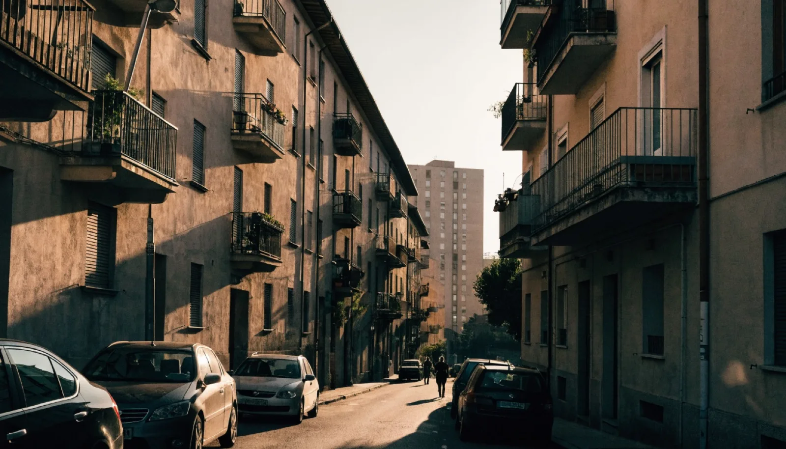 Scena editoriale di quartiere a Milano, atmosfera residenziale calda