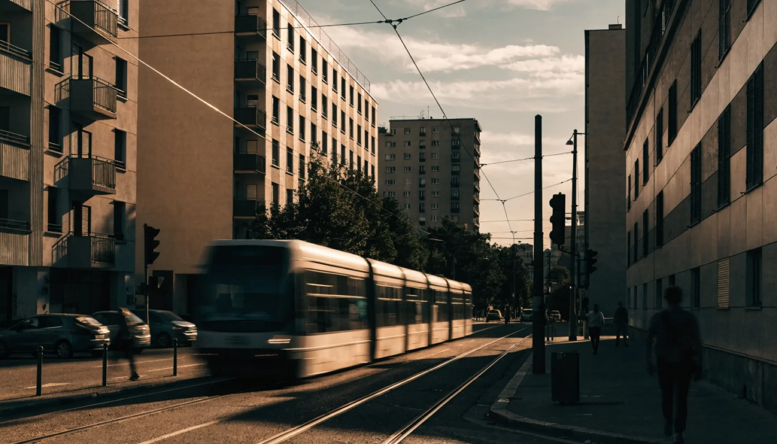 Scena editoriale di quartiere a Bergamo, atmosfera residenziale calda