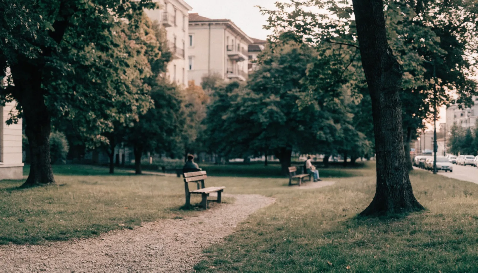 Scena editoriale di quartiere a Milano, atmosfera residenziale calda
