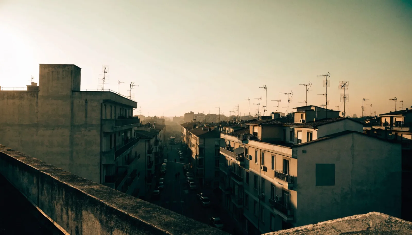 Scena editoriale di quartiere a Bergamo, atmosfera residenziale calda