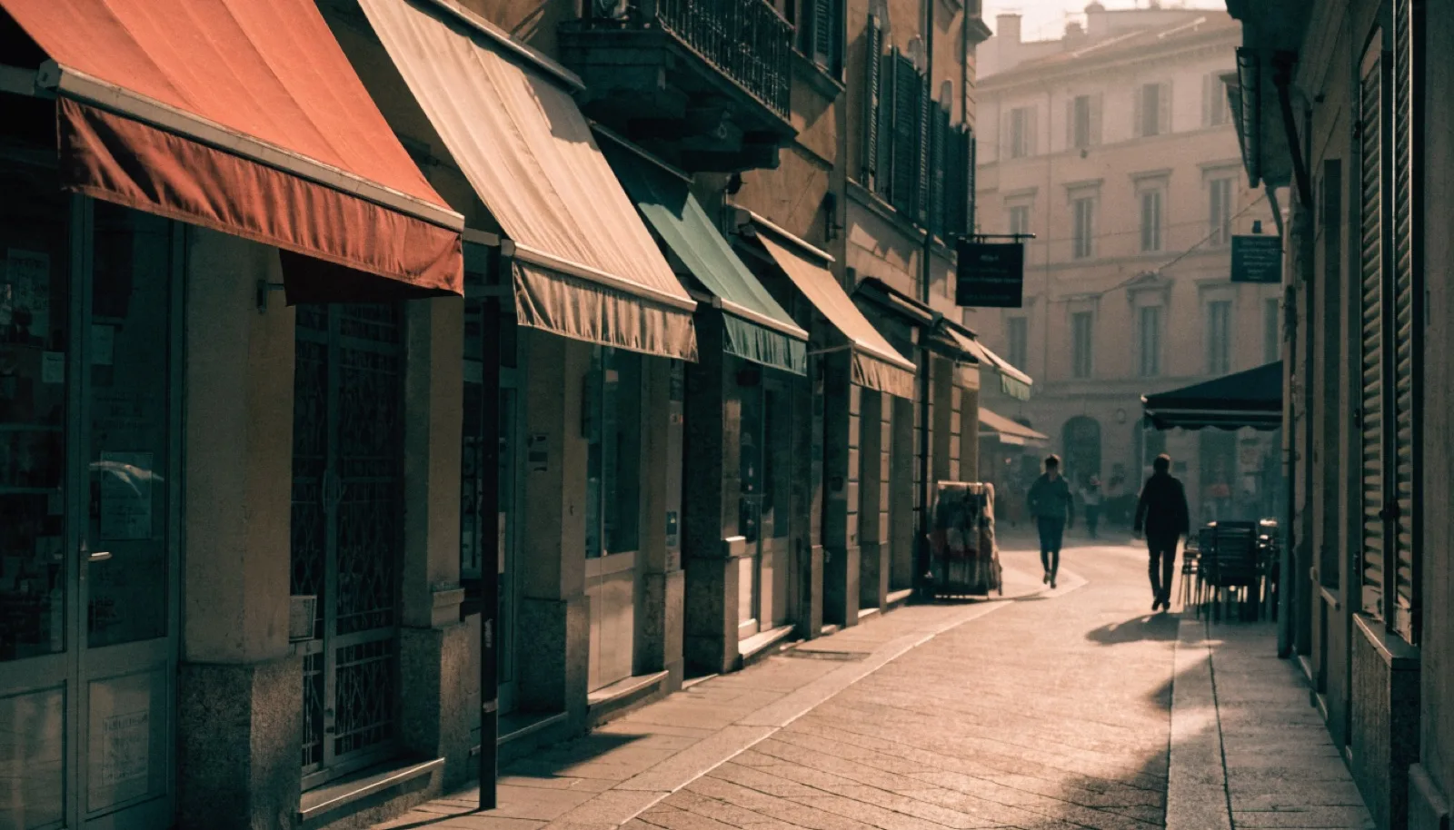 Scena editoriale di quartiere a Brescia, atmosfera residenziale calda