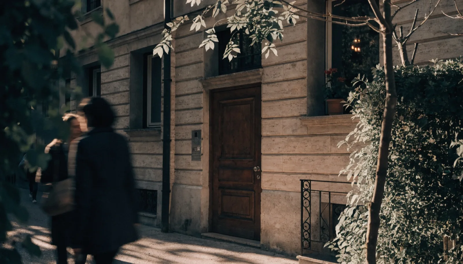 Scena editoriale di quartiere a Milano, atmosfera residenziale calda