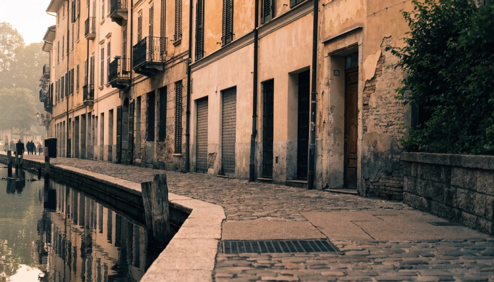 Scena editoriale di quartiere a Brescia, atmosfera residenziale calda