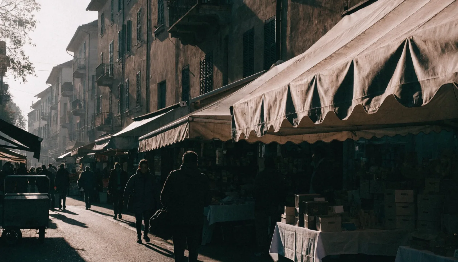 Scena editoriale di quartiere a Bergamo, atmosfera residenziale calda