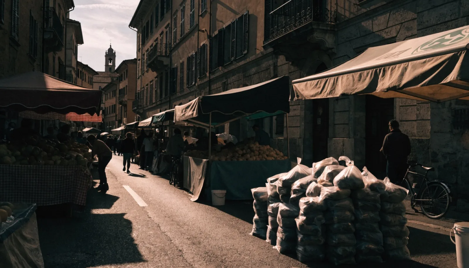 Scena editoriale di quartiere a Milano, atmosfera residenziale calda