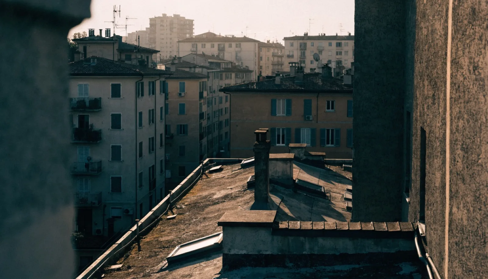 Scena editoriale di quartiere a Brescia, atmosfera residenziale calda